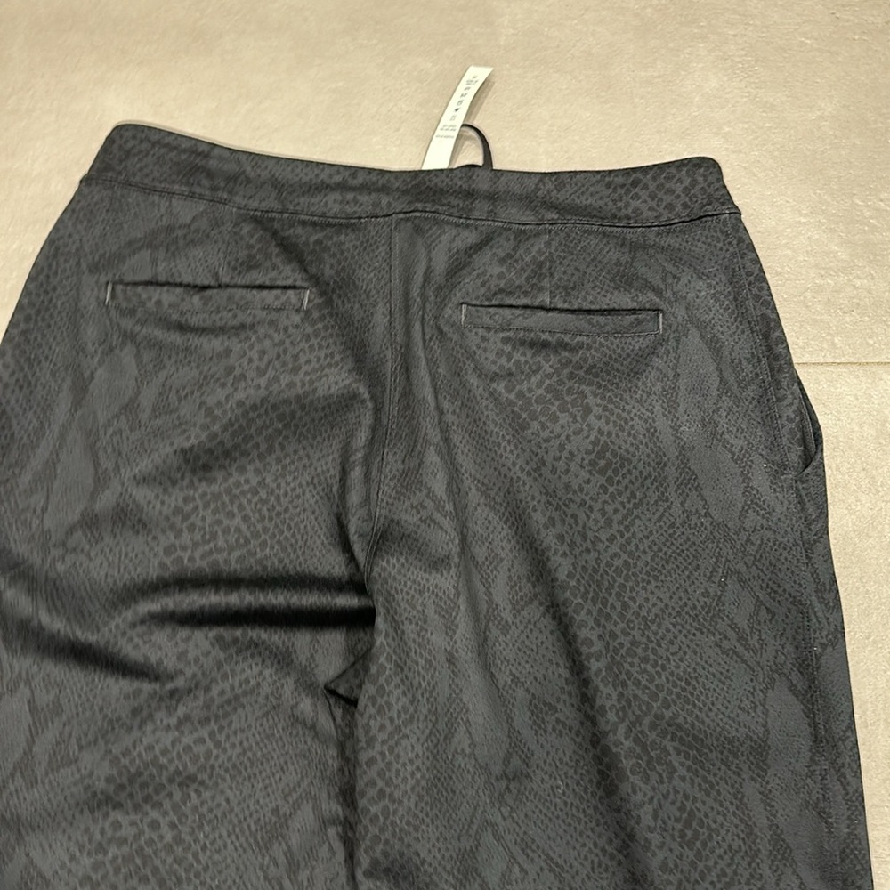 Lululemon pant, size 6 - Picture 12 of 13